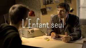 Visuel du court-métrage, un plan large avec l'enfant à gauche et le détective à droite. Et le titre au milieu