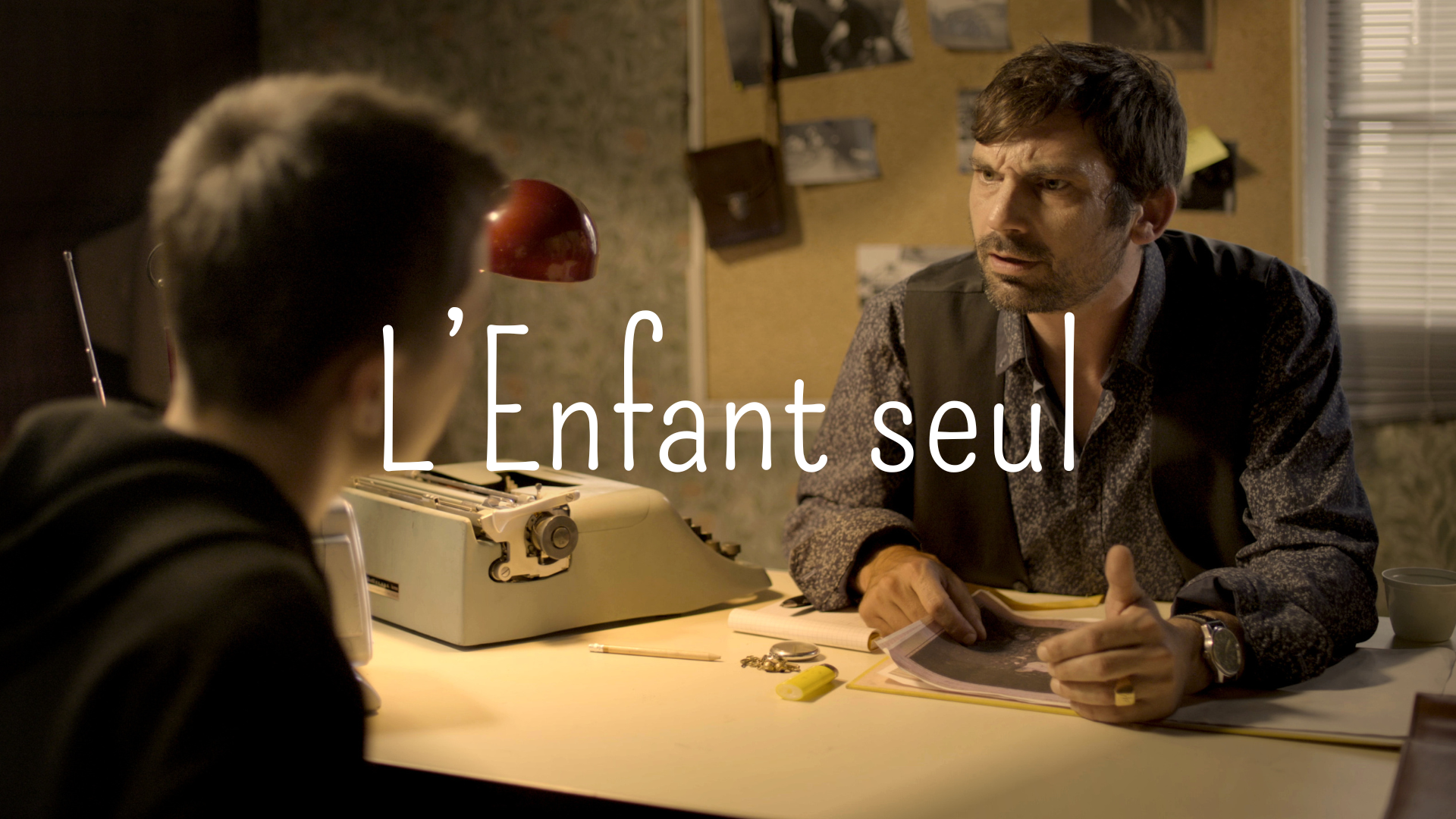 Visuel du court-métrage, un plan large avec l'enfant à gauche et le détective à droite. Et le titre au milieu